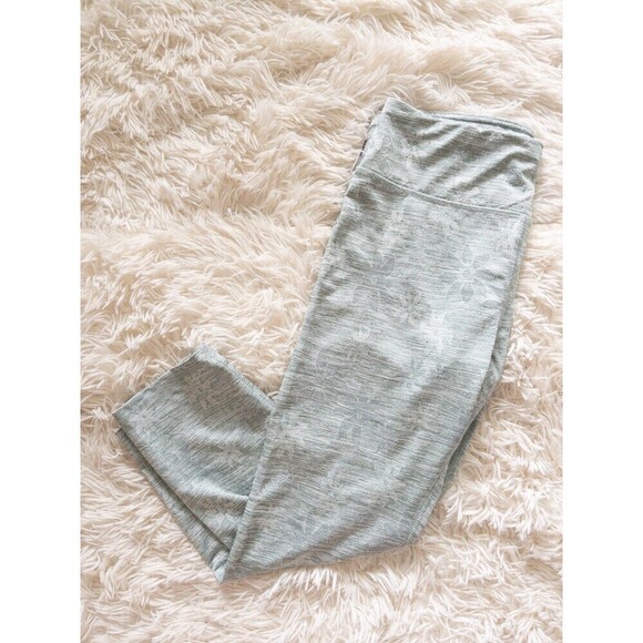 RBX athletic cropped leggings with a floral print gray size medium - Picture 3 of 9